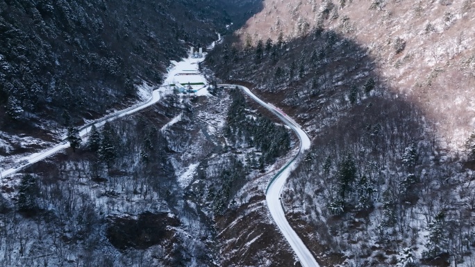 前往夹金山盘山公路蜿蜒曲折下雪的云雾山谷