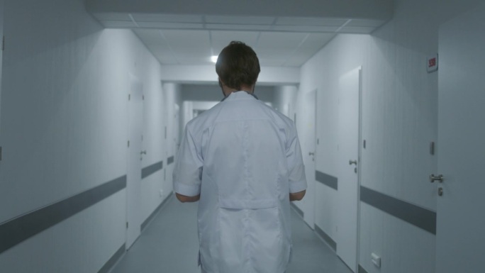 穿白色制服的医生走在医疗中心
