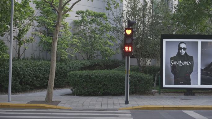 北京爱心红路灯马路行人等待人行道街边马路