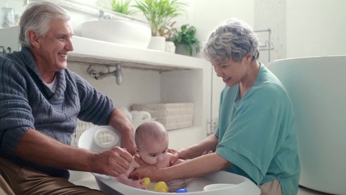 洗澡，洗衣和祖父母与婴儿清洁，卫生和健康的浴缸在家里。有新生儿的家庭、托儿所和老年人，有玩具的儿童和