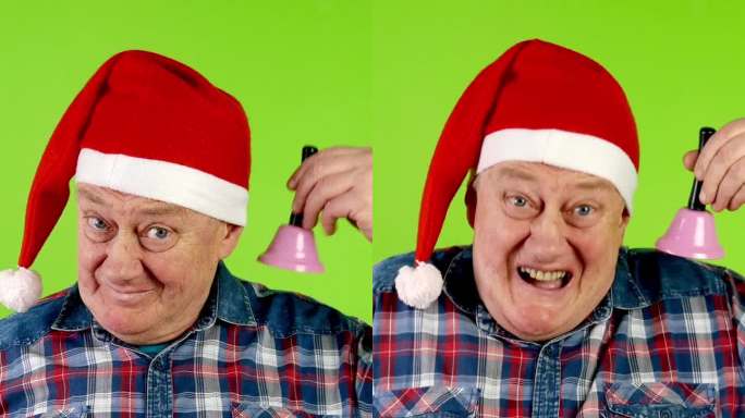 快乐的老人戴着圣诞老人的帽子，摇着圣诞铃铛，笑着。