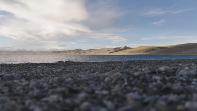 低角度拍摄藏区湖泊风光