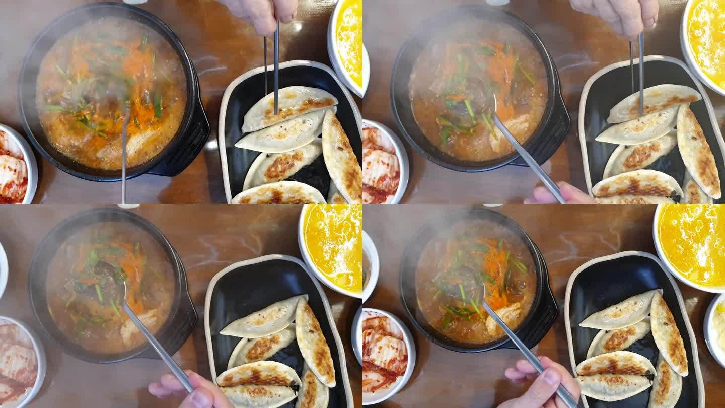 手吃韩国菜盘菜配菜和Hobakjuk南瓜粥顶视图手用筷子4k