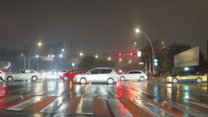 车辆行驶 下雨天开车 夜晚 城市主干道