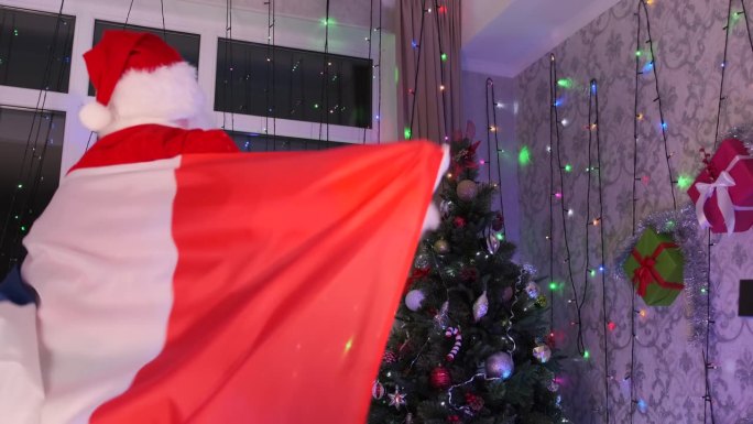 火热的圣诞老人手持法国国旗，象征着伟大的法国，随着音乐快速移动，近距离观看