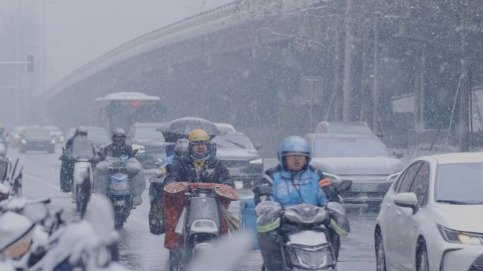 城市外卖员下雪天忙碌外卖 雪