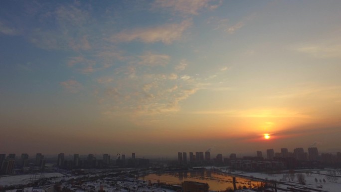 雪后冬天日出黎明清晨城市天际线雪后初晴