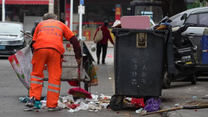 【4K超清】环卫工人清扫倒垃圾素材