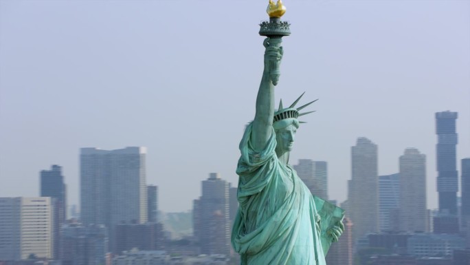 纽约港，手持金色火炬的自由女神