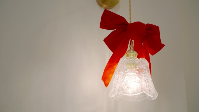 圣诞装饰:带有红色蝴蝶结的复古灯饰。