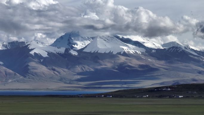 航拍西藏草地雪山风光