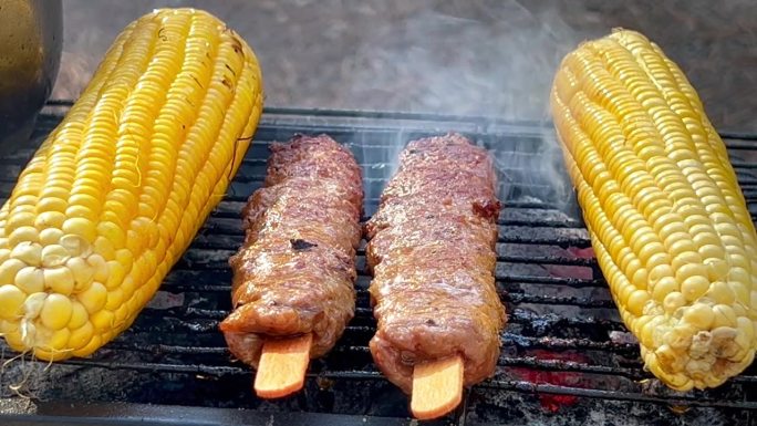 烤玉米串肉末串在木棒上炸。卢拉烤肉串，土耳其、阿塞拜疆和亚美尼亚的特色美食。