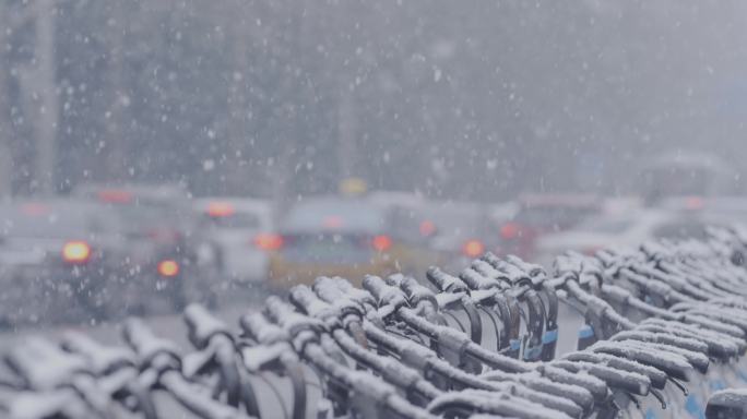 下大雪北京城市雪中共享单车