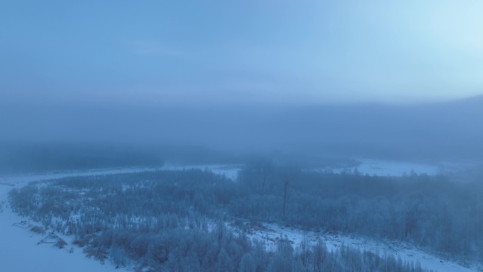 黎明林海雪原蓝色冻雾