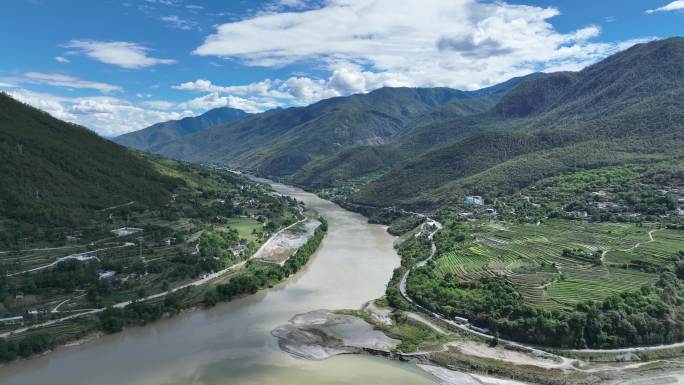 航拍虎跳峡金沙江冲江河交汇处云南香格里拉