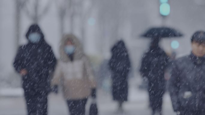 北京大雪街道行人，下雪天城市交通出行市井