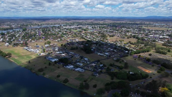 河边社区住宅。克拉伦斯河位于澳大利亚新南威尔士州格拉夫顿。空中回射