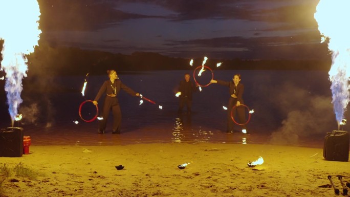 夏夜河滩上精彩的篝火表演，户外艺术艺术节