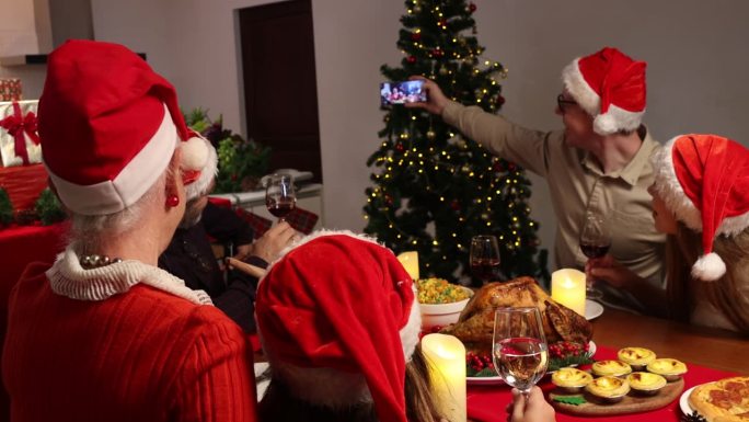 享受家庭晚餐和自拍照片在豪华的圣诞节感恩节餐桌，圣诞节庆祝活动