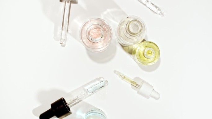 化妆品移液器将油滴装入瓶中。萃取物，芳香，精油。基于天然成分的化妆品油。生产用于头发和皮肤护理的天然