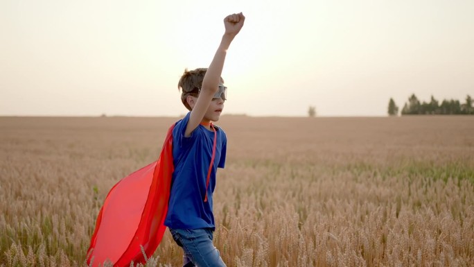 小男孩小男孩小男孩超级英雄玩得开心在快乐的家庭活动生活方式夏日麦田日落。概念童年梦想赢成功赢家英雄胜