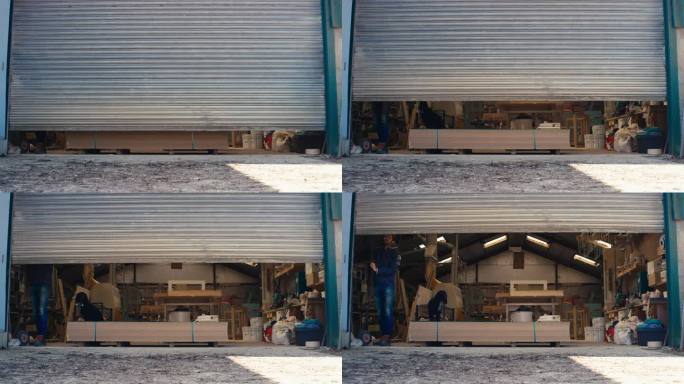 带着宠物狗的木匠在工作日开始时打开木制品营业场所的门