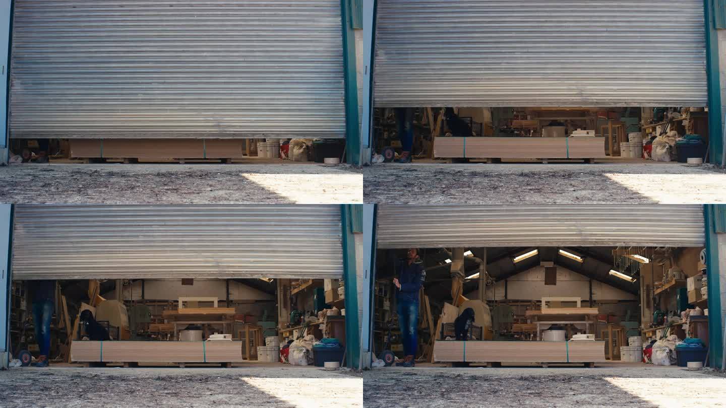 带着宠物狗的木匠在工作日开始时打开木制品营业场所的门