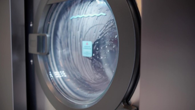 前置式洗衣机运转，现代便利理念