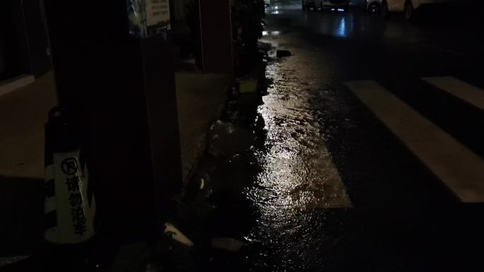 雨天夜景 破旧的路灯 旧居房子 城中村