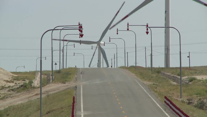 新疆公路两边的风力发电