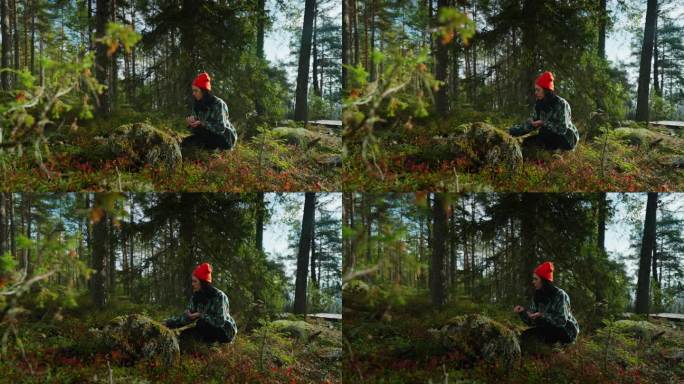 年轻女子在森林里采摘浆果，秋天周末在大自然中平静休息，健康的野生浆果