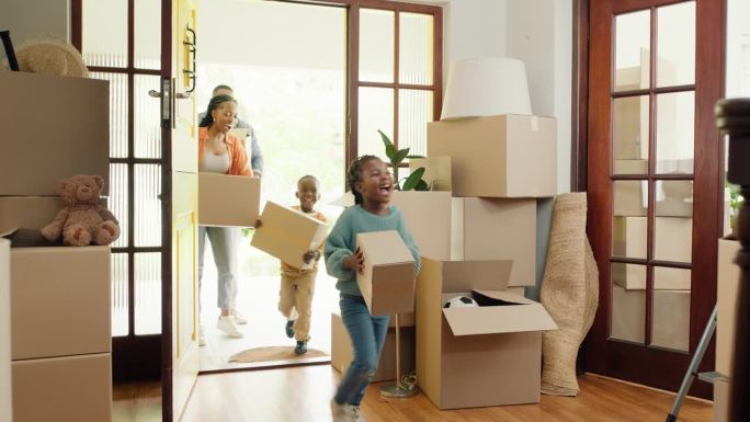 父母、孩子在新家还是喜欢用纸箱，纸板还是爱用包装来粘在一起。黑人家庭，现在又搬进了现代化的房子，迁居