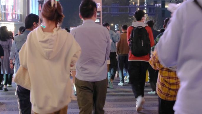 夜晚城市行人过马路人流脚步视频素材40