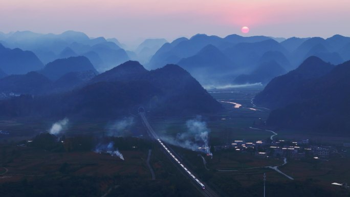 疾驰高铁穿过大山