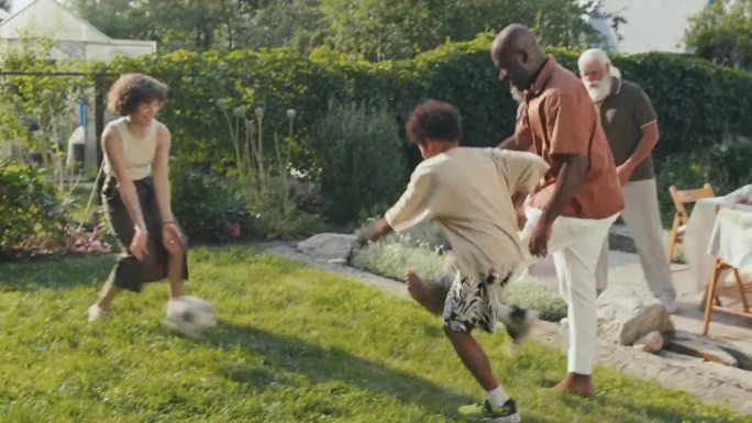 父母和孩子在后院踢足球