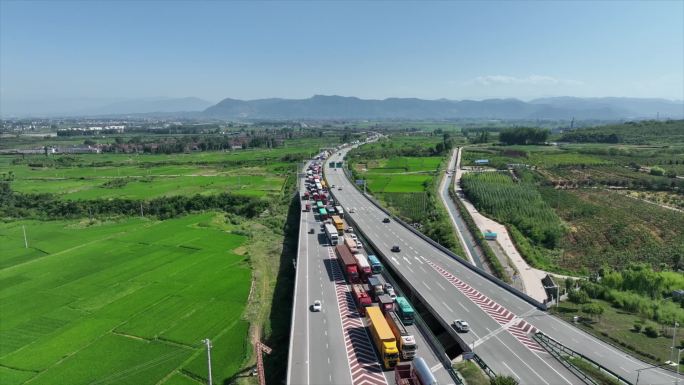 高速路堵交通事故车祸