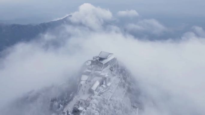 冰雪奇缘：湖南南岳衡山迎来降雪和雾凇景观