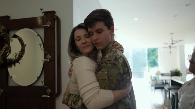 军人回家后拥抱他的母亲