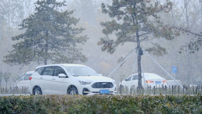 大雪中行驶的汽车升格慢动作