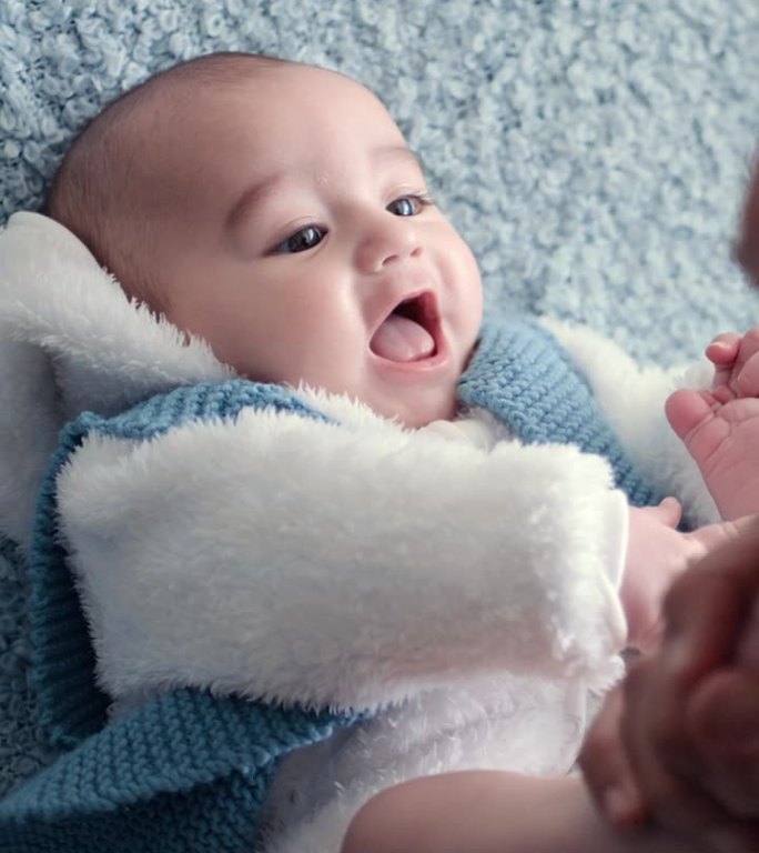 早上在家里，老人、婴儿和孩子在床上带着微笑、爱和关怀玩耍。上了年纪的爷爷奶奶，刚出生的孩子，在卧室里