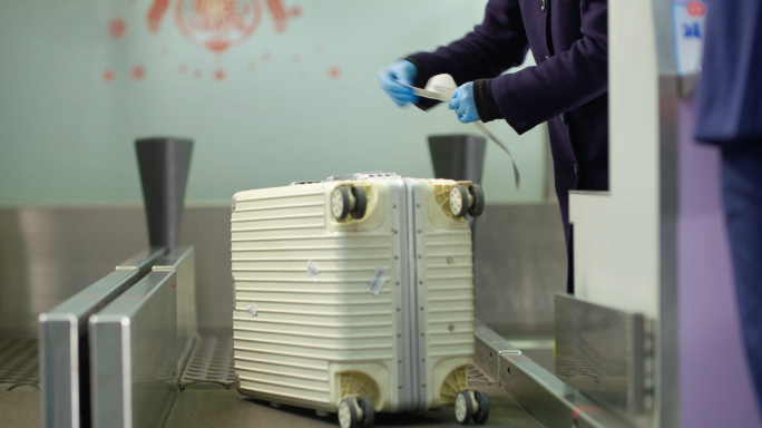 机场托运行李箱办理安检检查春运运输传送带
