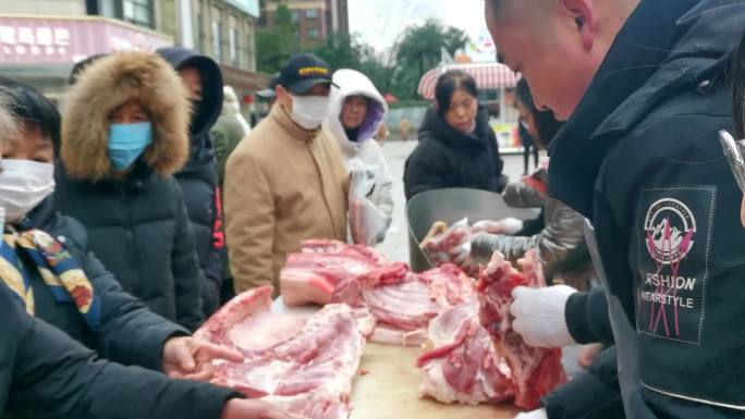 市民排队买猪肉，冬天屯猪肉