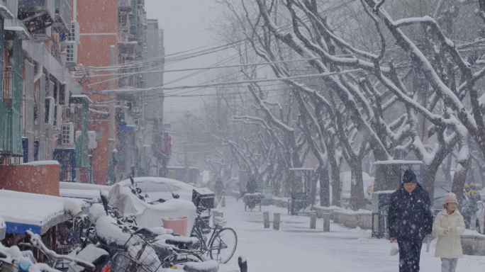 北京下雪父子背影老小区行人，雪，街道雪景