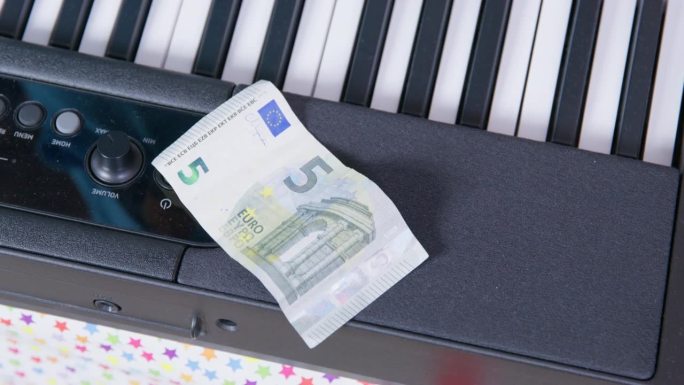 合成器钞票五欧元手狗爪拿工资。音乐人支付协议