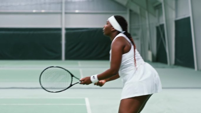 TS女子网球选手在室内练习单打比赛