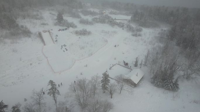 长白山雪岭下雪航拍