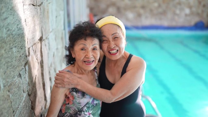 老年妇女在室内度假泳池的肖像