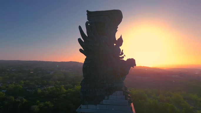印度尼西亚巴厘岛南库塔的鹰路达维斯努肯卡纳GWK文化公园令人惊叹的日落。