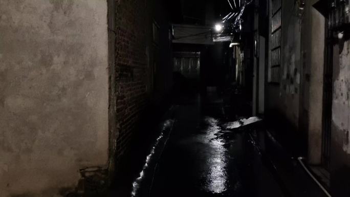 雨夜小巷湿润下雨偏僻背街城中村巷子里的光