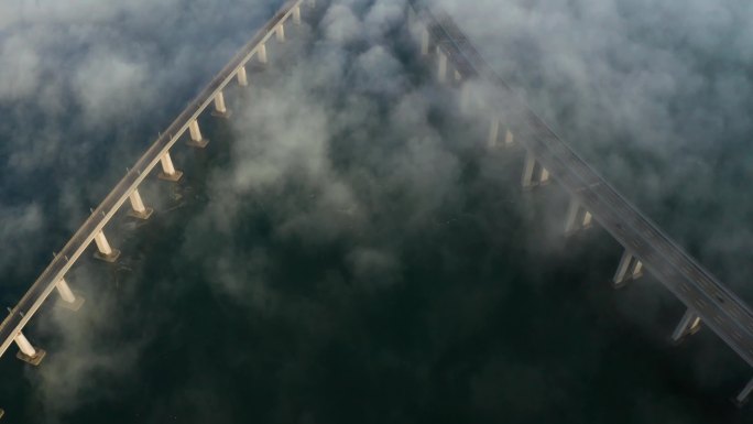 云海中的大桥航拍